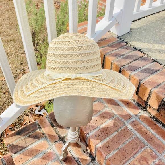 NWOT BEVER WORN GORGEOUS CREAM WIDE BRIM SUMMER SUN HAT - Picture 2 of 5